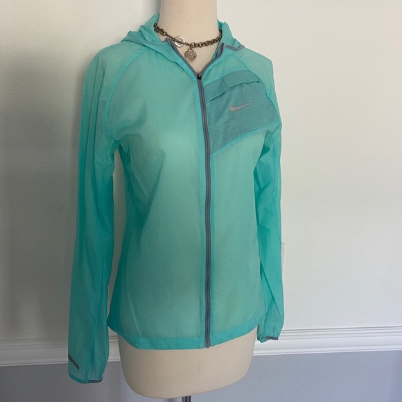 Nike extra Lightweight Windbreaker - Picture 4 of 10